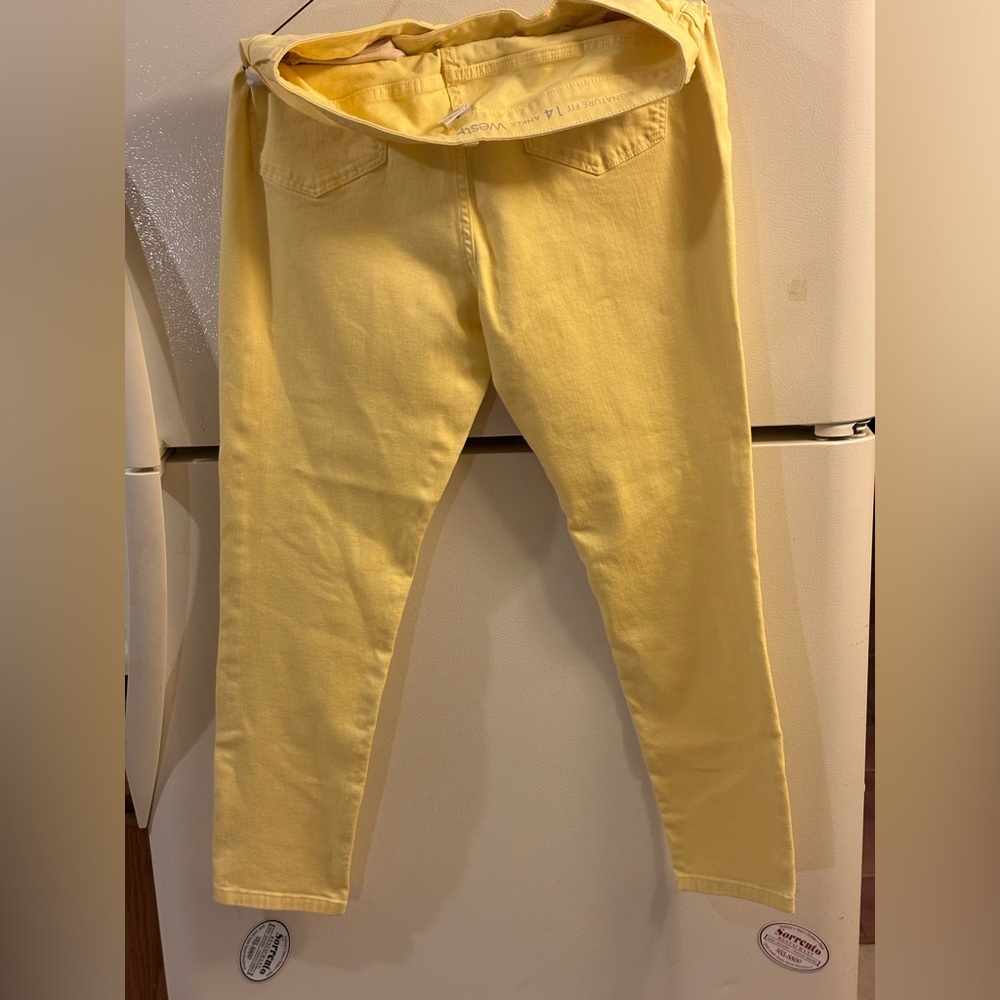Women’s Westport Signature Fit jeans/Pants Yellow size 14.